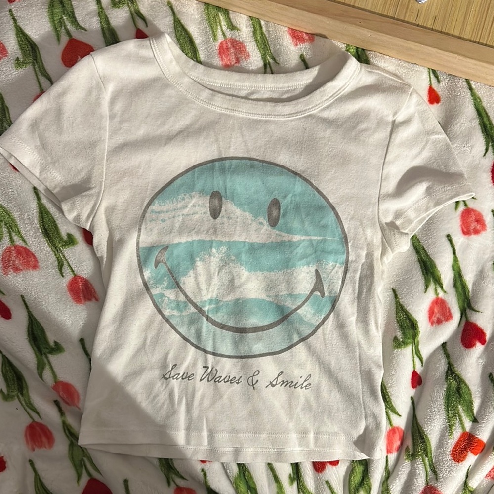 American Eagle Outfitters White and Blue Crop Top with Smiley Face